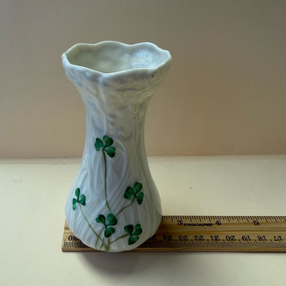 Belleek Classic Daisy Toy Spill Vase with Green Clover Design. - Picture 9 of 10
